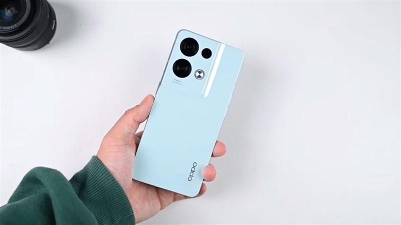 Hộp đựng của OPPO Reno8 Pro+ với tông màu Trắng tinh khôi