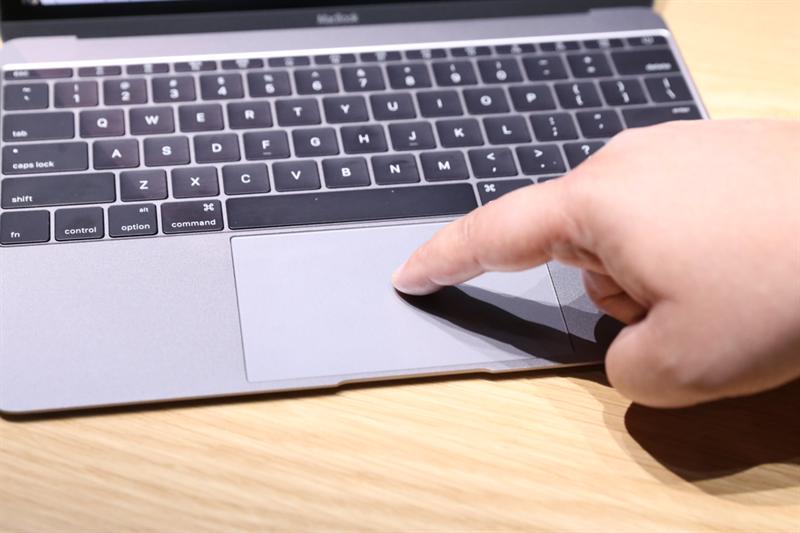 Trackpad rộng, độ nhạy tuyệt vời