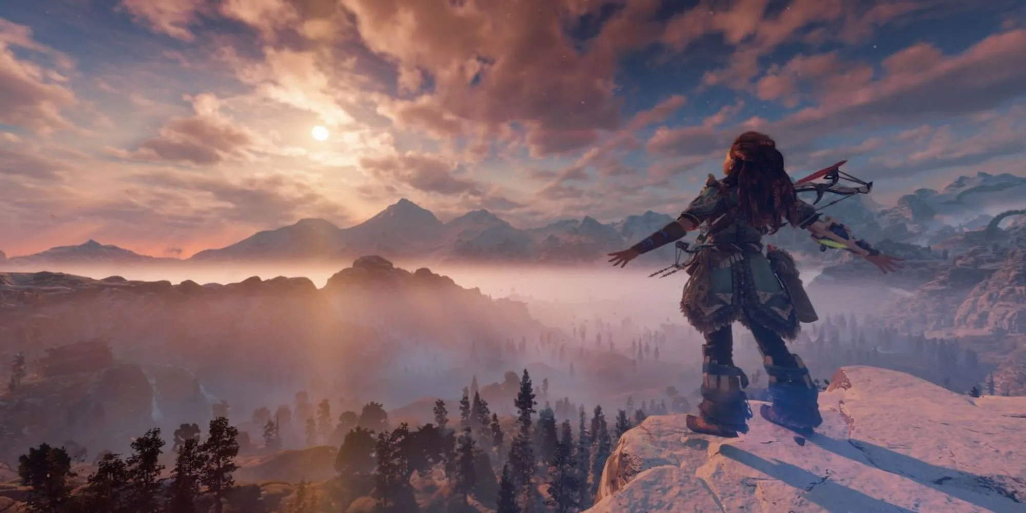 Aloy trong Horizon Zero Dawn đứng trên vách đá, dang rộng cánh tay nhìn ra khung cảnh thế giới hậu tận thế đầy máy móc