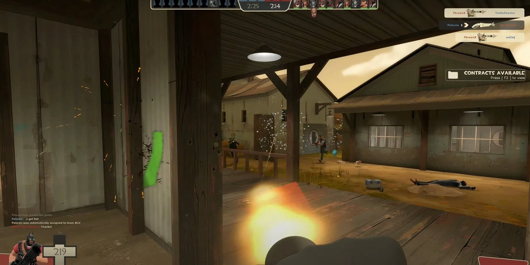 Cảnh gameplay hỗn loạn và đầy màu sắc đặc trưng của Team Fortress 2 với các class nhân vật