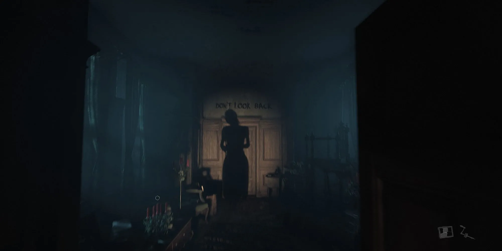 Cảnh trong Layers of Fear với dòng chữ &quot;Đừng nhìn lại&quot; hiện trên tường, gợi sự căng thẳng tâm lý.