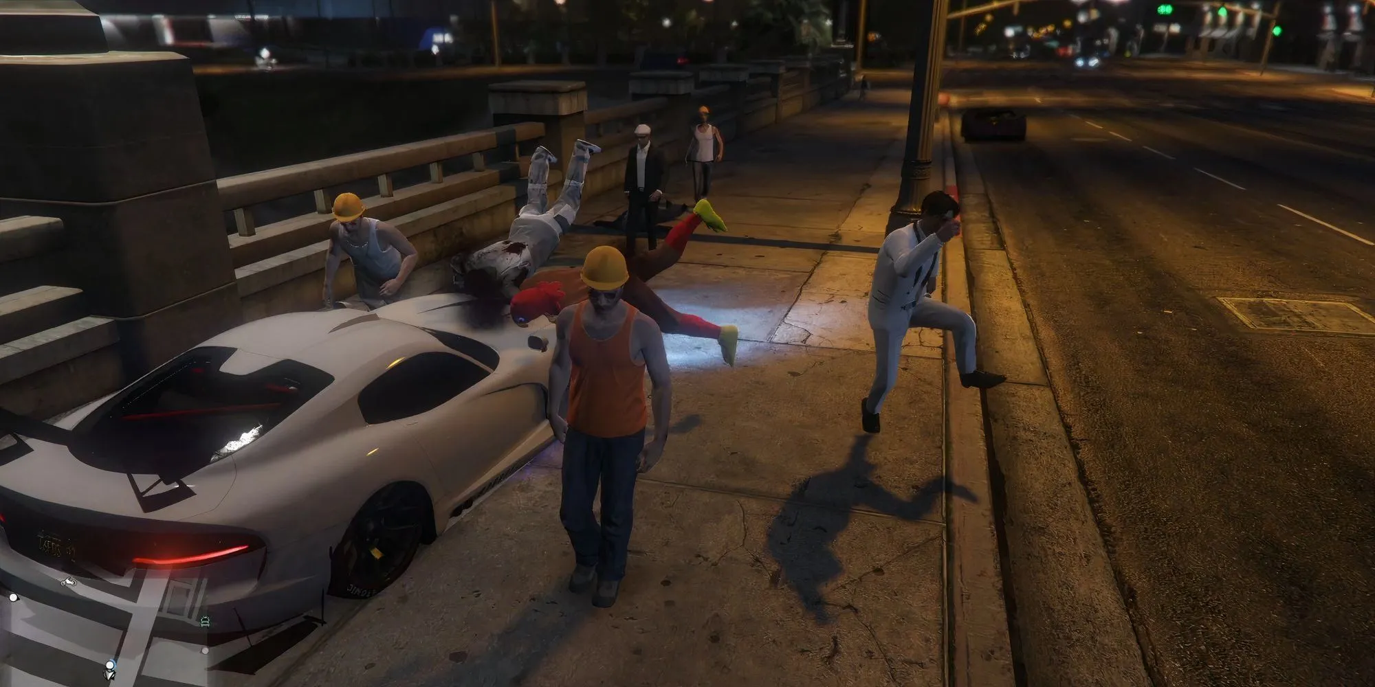 Hình ảnh game thủ biểu tình đi bộ trong GTA 5 Online bị xe tông, tình huống phản ánh sự nguy hiểm khi đi bộ ngoài đời.