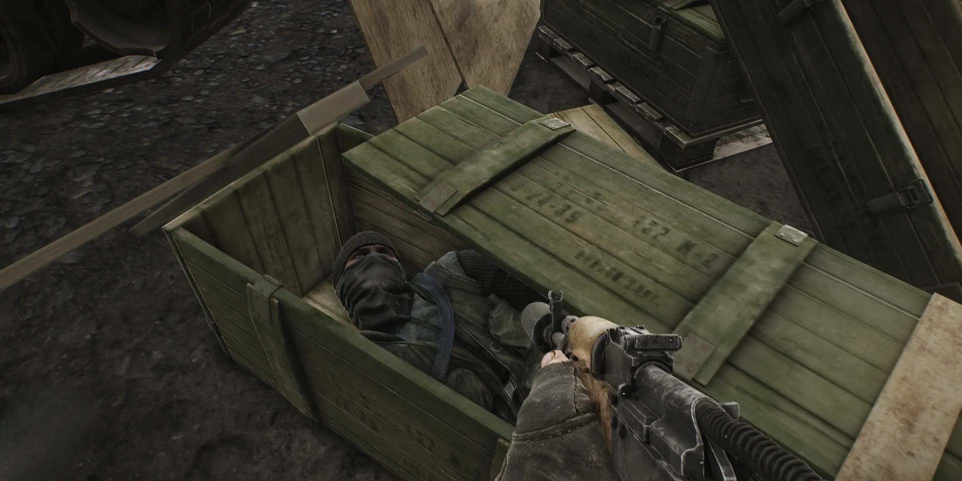 Hình ảnh một Scav bị hạ gục bên trong hòm đạn trong Escape From Tarkov, minh họa cho những cải tiến AI.