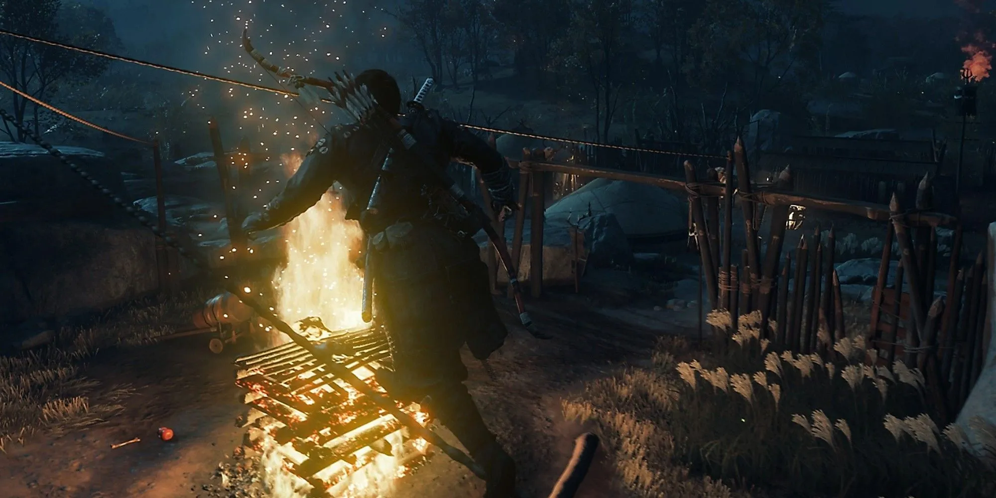 Jin Sakai ẩn mình lén lút vào ban đêm trong Ghost of Tsushima.