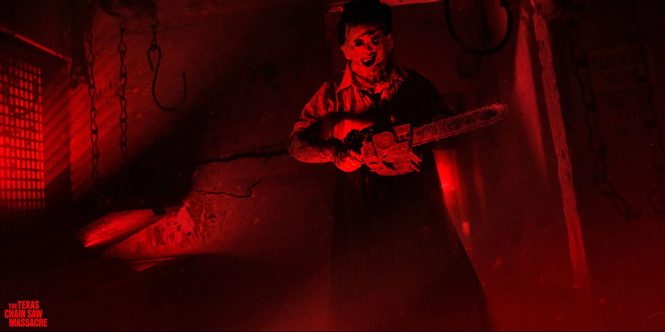 Leatherface, sát nhân biểu tượng trong game The Texas Chain Saw Massacre, với nền đỏ