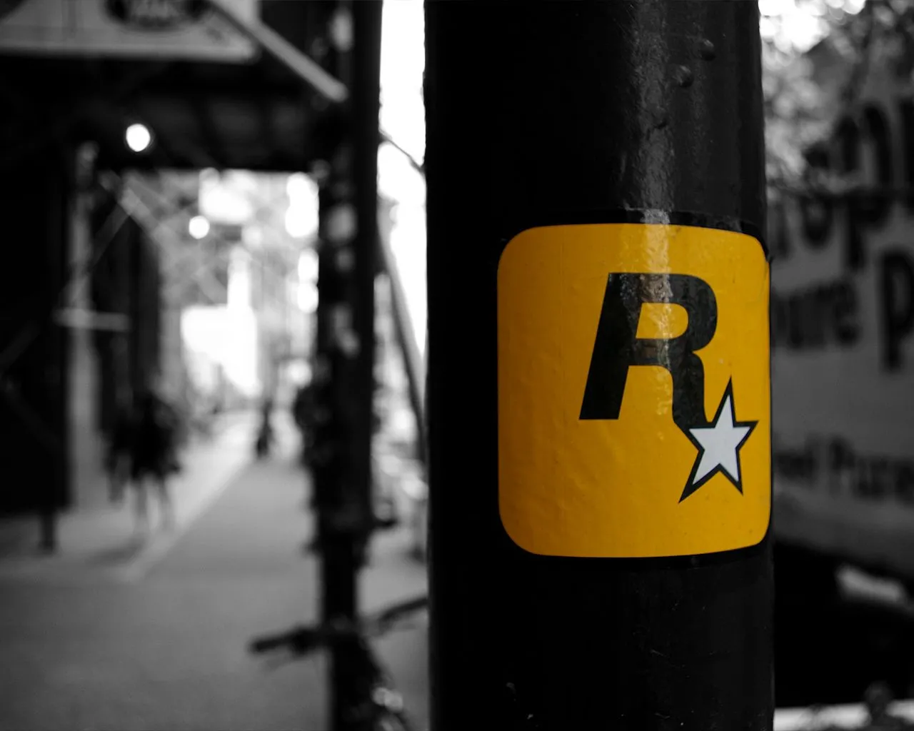 Logo Rockstar Games trên nền tòa nhà chọc trời ở trung tâm thành phố