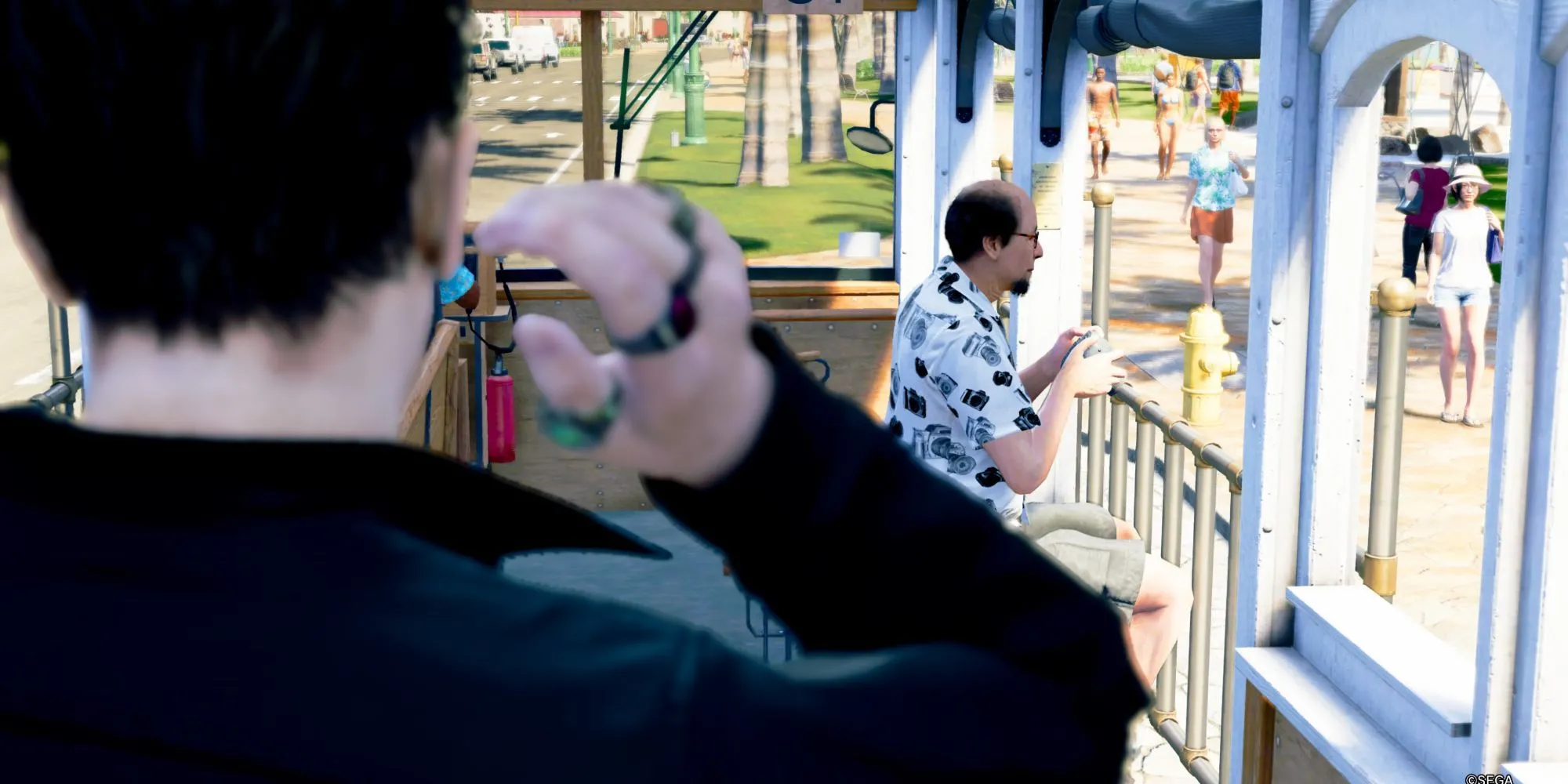 Majima và Kuroki trên xe điện, khởi đầu minigame Sicko Snap trong Like a Dragon Pirate Yakuza.