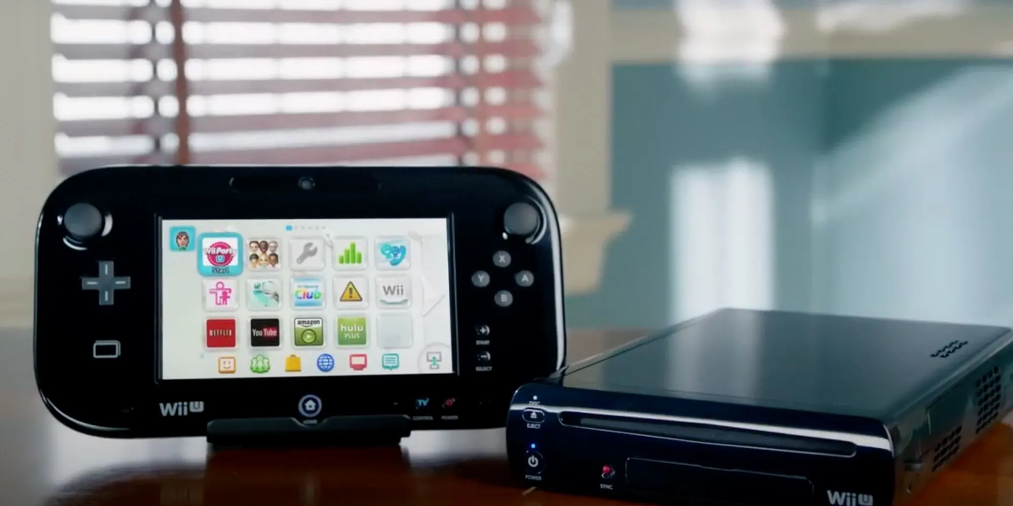 Máy chơi game Nintendo Wii U và tay cầm GamePad đặc trưng