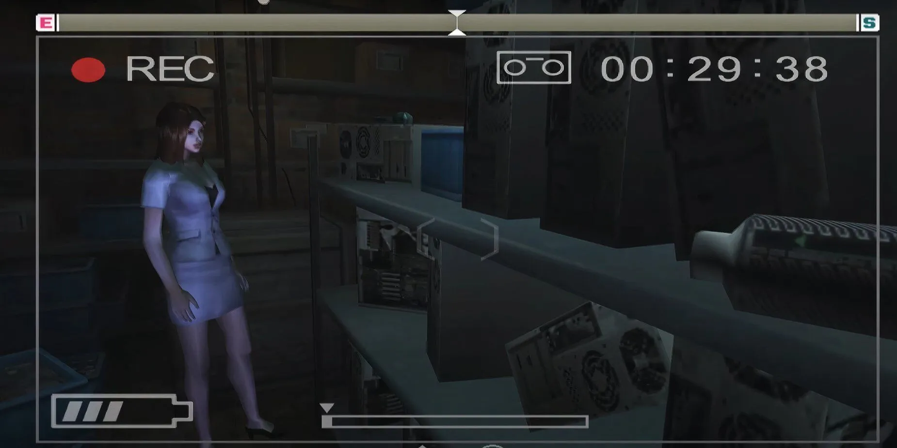 Một cảnh quay từ gameplay Michigan Report From Hell thể hiện góc nhìn người quay phim