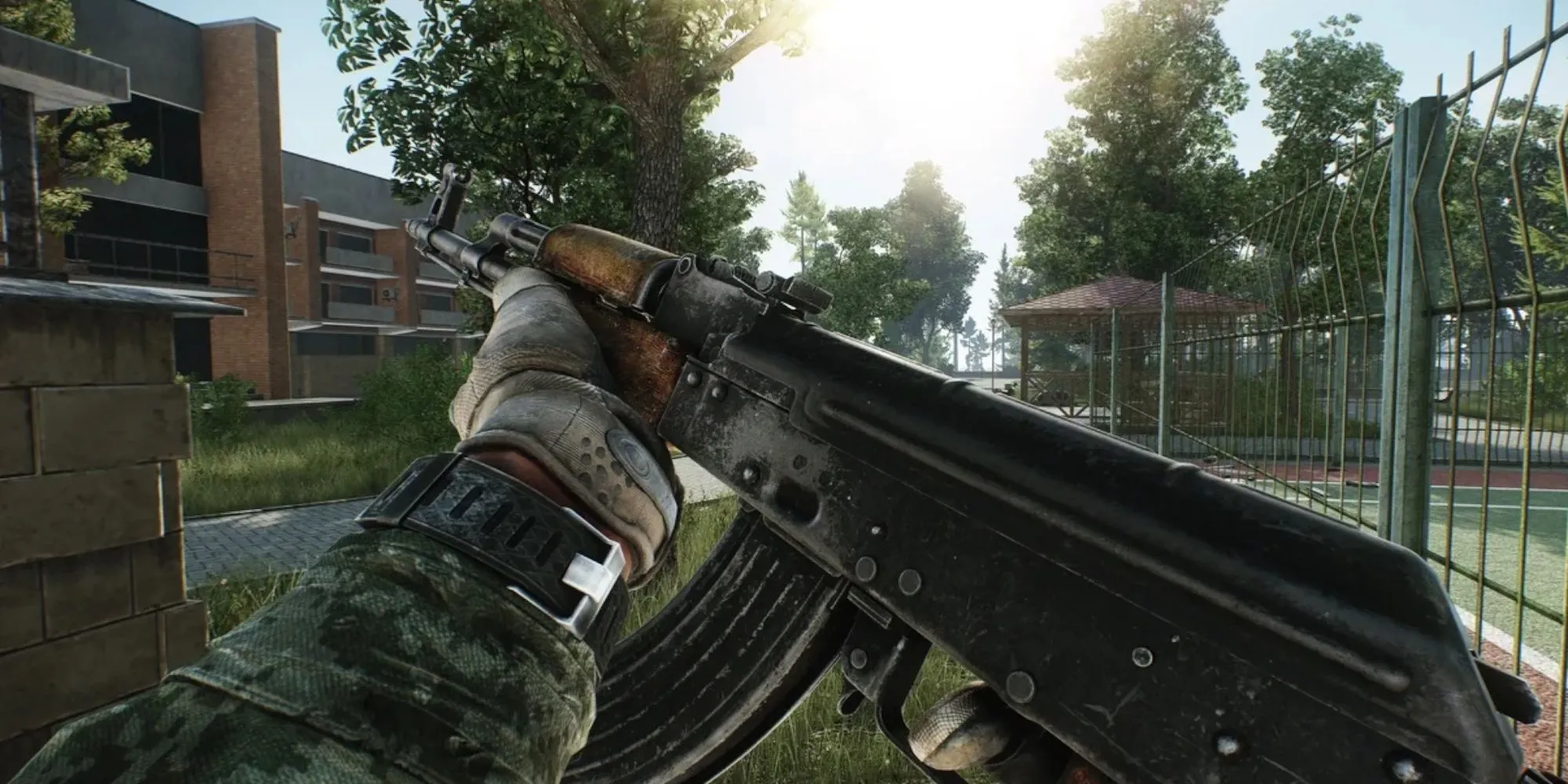 Người chơi trang bị vũ khí trong Escape From Tarkov, game bắn súng hardcore đầy thử thách