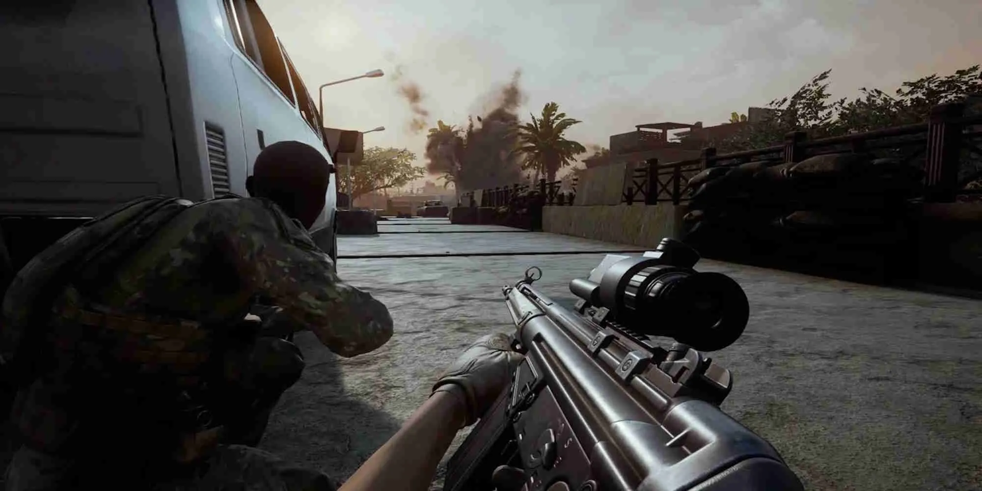 Người lính trong game Insurgency Sandstorm đang di chuyển qua một khu vực đô thị đổ nát, thể hiện tính thực tế của trò chơi