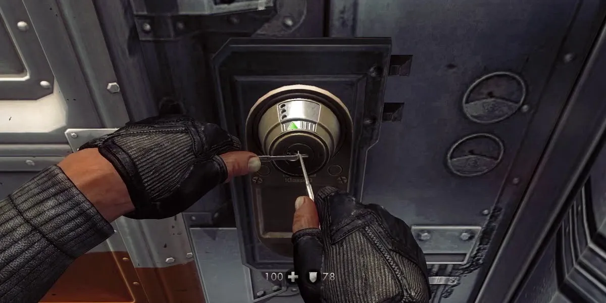 Nhân vật chính đang thực hiện thao tác bẻ khóa trong Wolfenstein The New Order