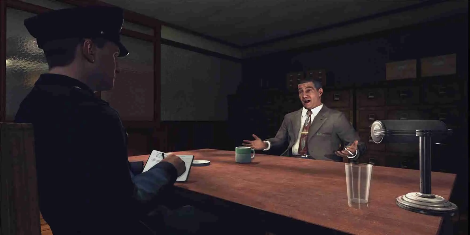 Nhân vật Cole Phelps trong L.A. Noire đang thẩm vấn nghi phạm