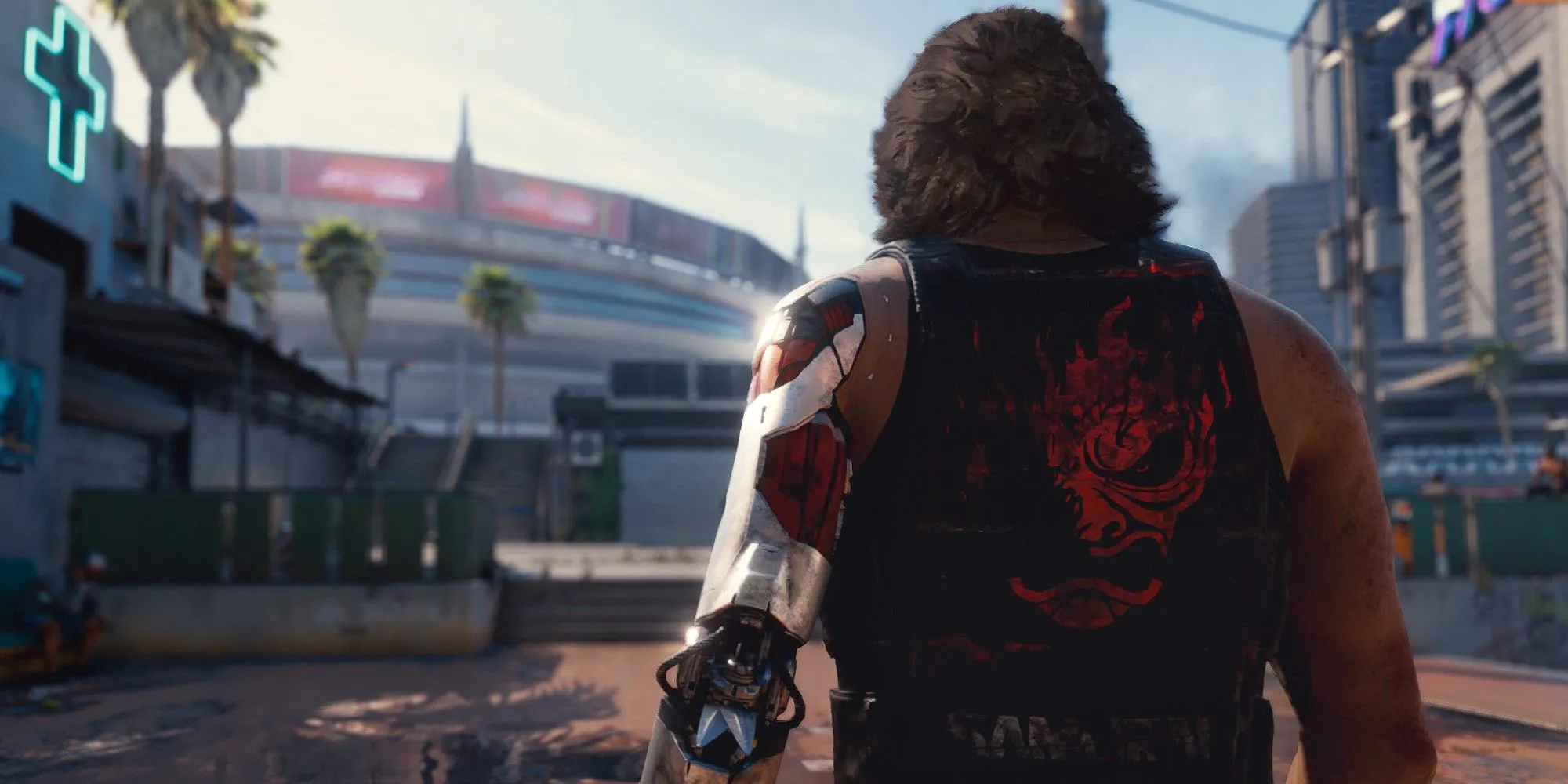 Nhân vật Johnny Silverhand trong Cyberpunk 2077 đang đi bộ trên đường phố Night City