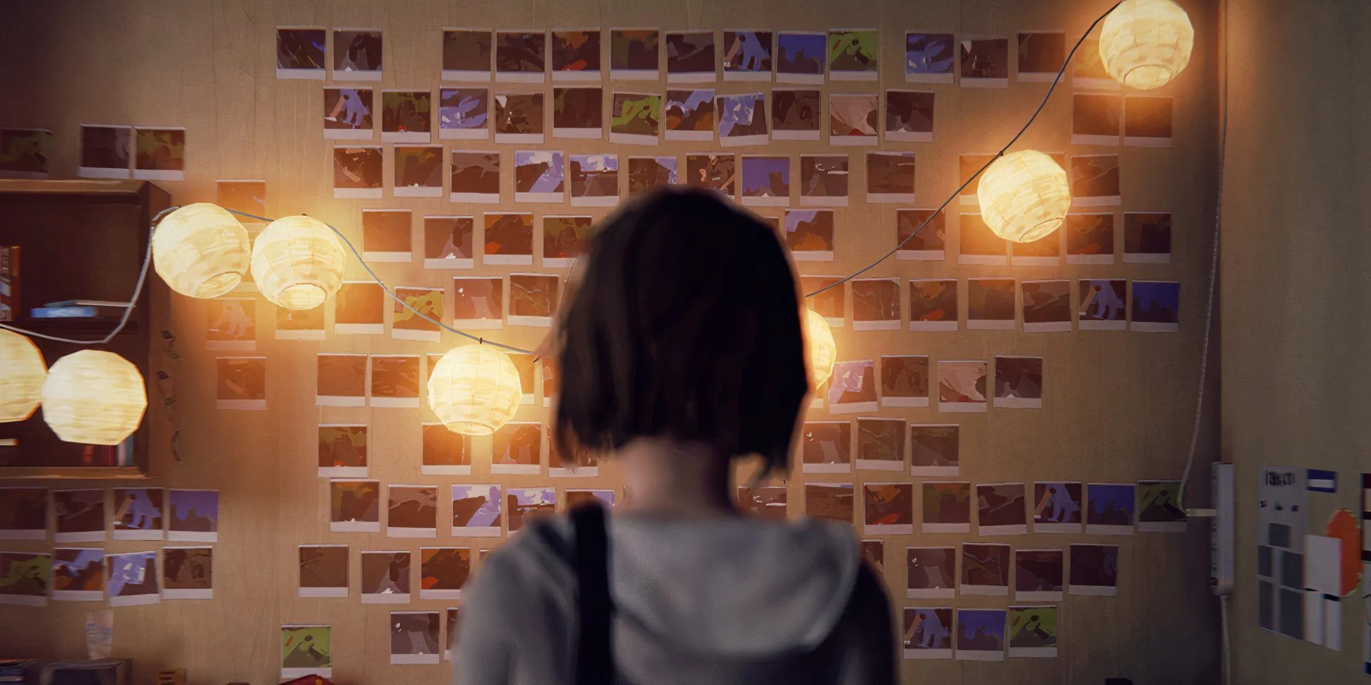 Nhân vật Max Caulfield trong phòng với ảnh polaroid và đèn trang trí trong Life is Strange