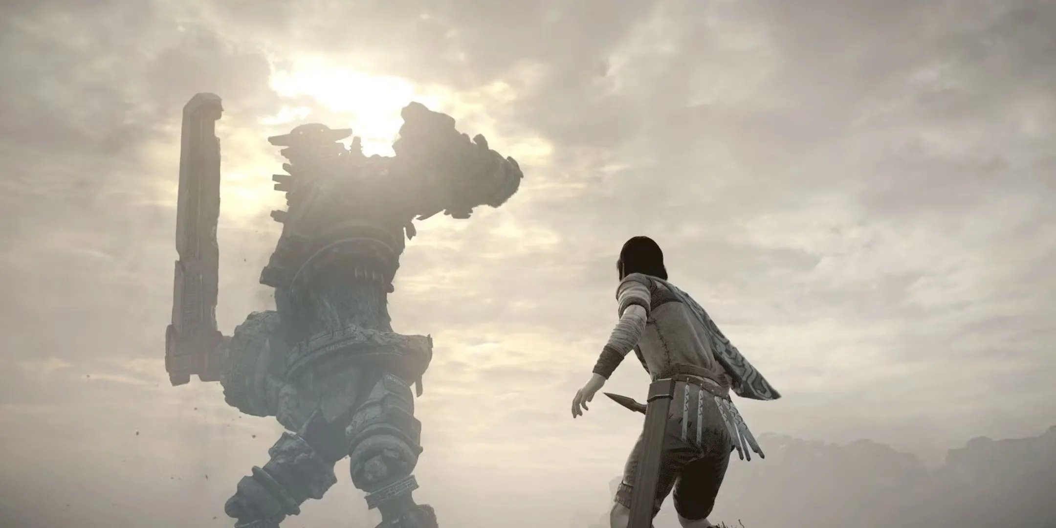 Nhân vật Shadow Of The Colossus nhìn lên một Colossus khổng lồ với thanh kiếm sẵn sàng