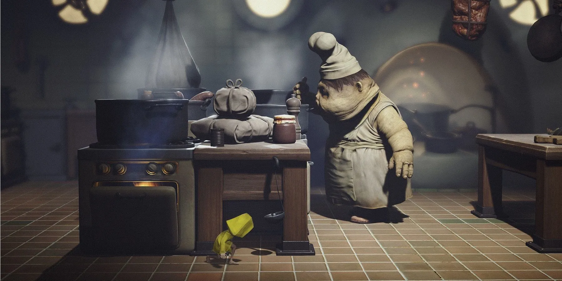 Nhân vật Six mặc áo mưa vàng trong khung cảnh u ám của Little Nightmares.