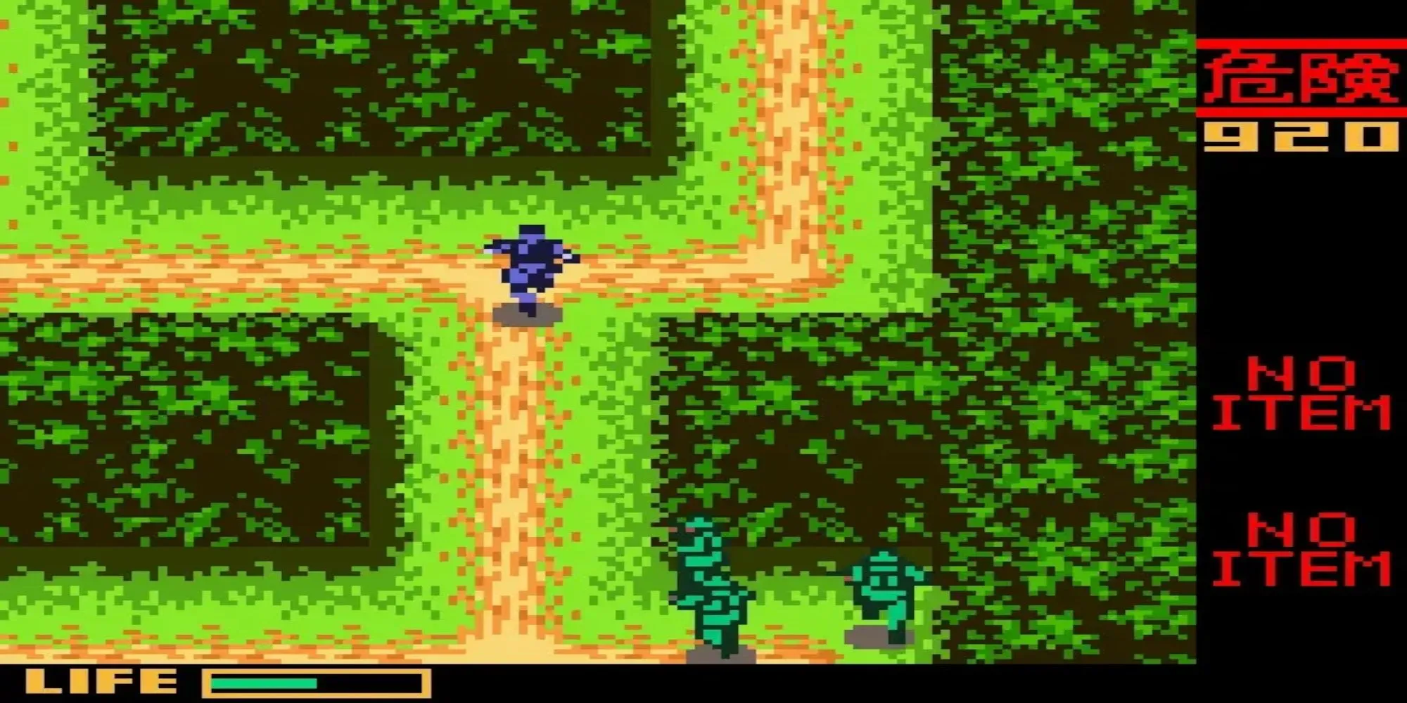 Nhân vật Snake di chuyển lén lút trong game Metal Gear Solid trên Game Boy Color
