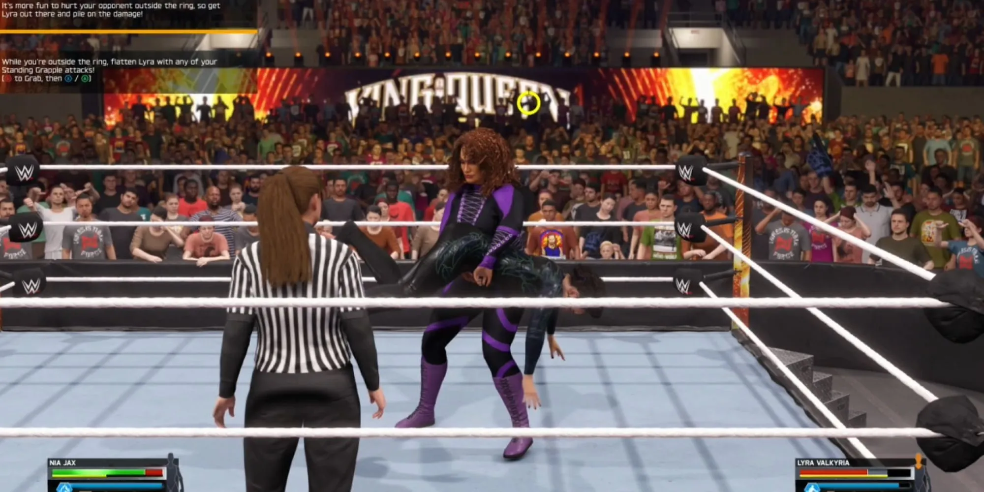 Nia Jax và Lyra Valkyria đối đầu trên sàn đấu WWE 2K25, minh họa cho các pha tấn công combo.