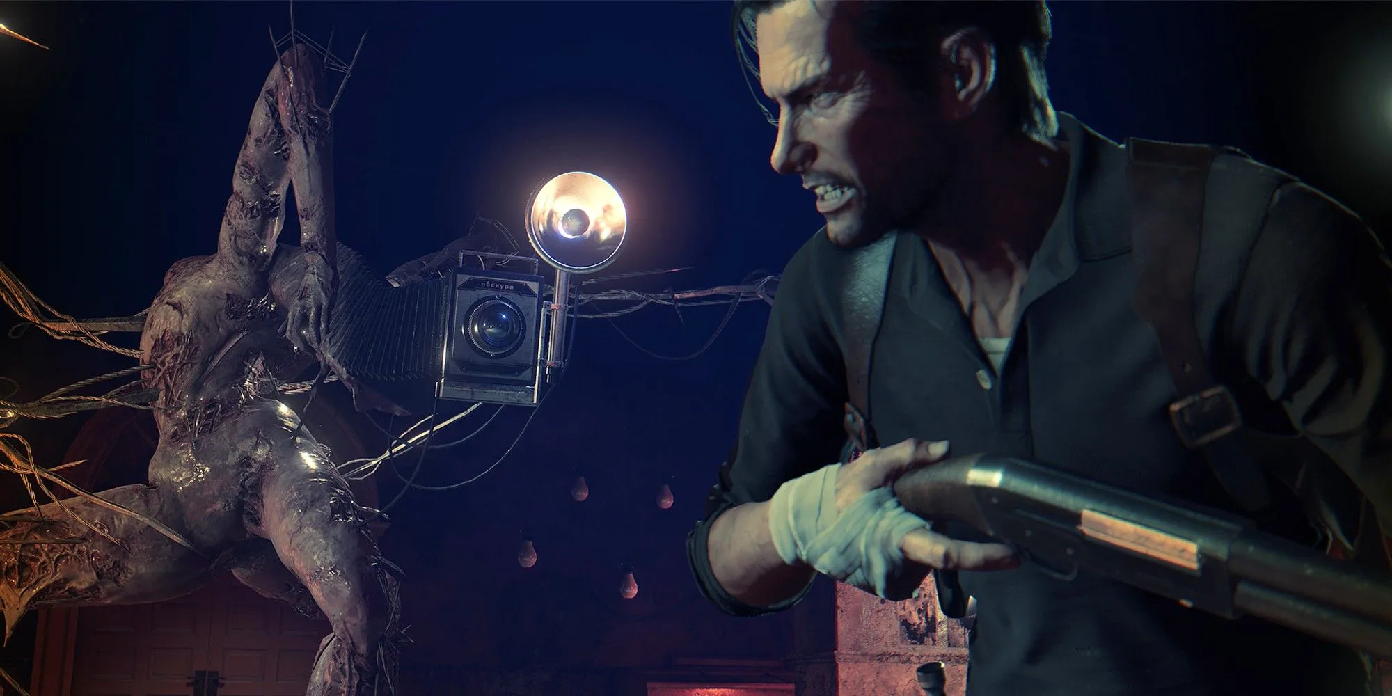 Sebastian chiến đấu với quái vật Obscura trong The Evil Within 2