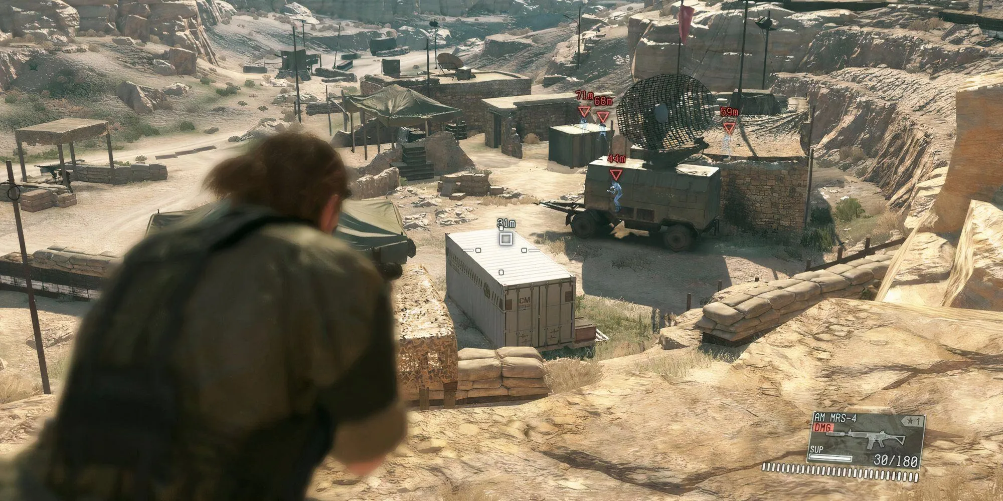 Snake đang thực hiện nhiệm vụ ẩn nấp giữa căn cứ địch trong Metal Gear Solid 5 The Phantom Pain