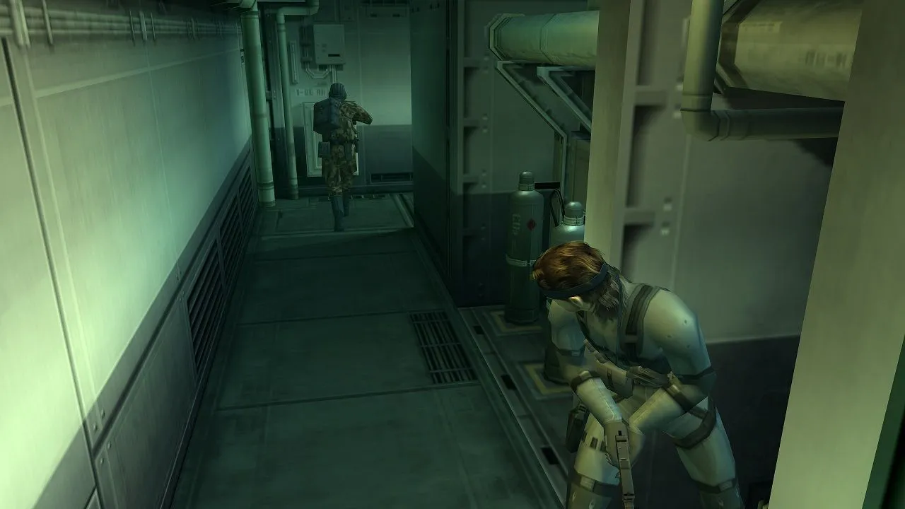 Solid Snake ẩn nấp quan sát kẻ địch trong Metal Gear Solid 2