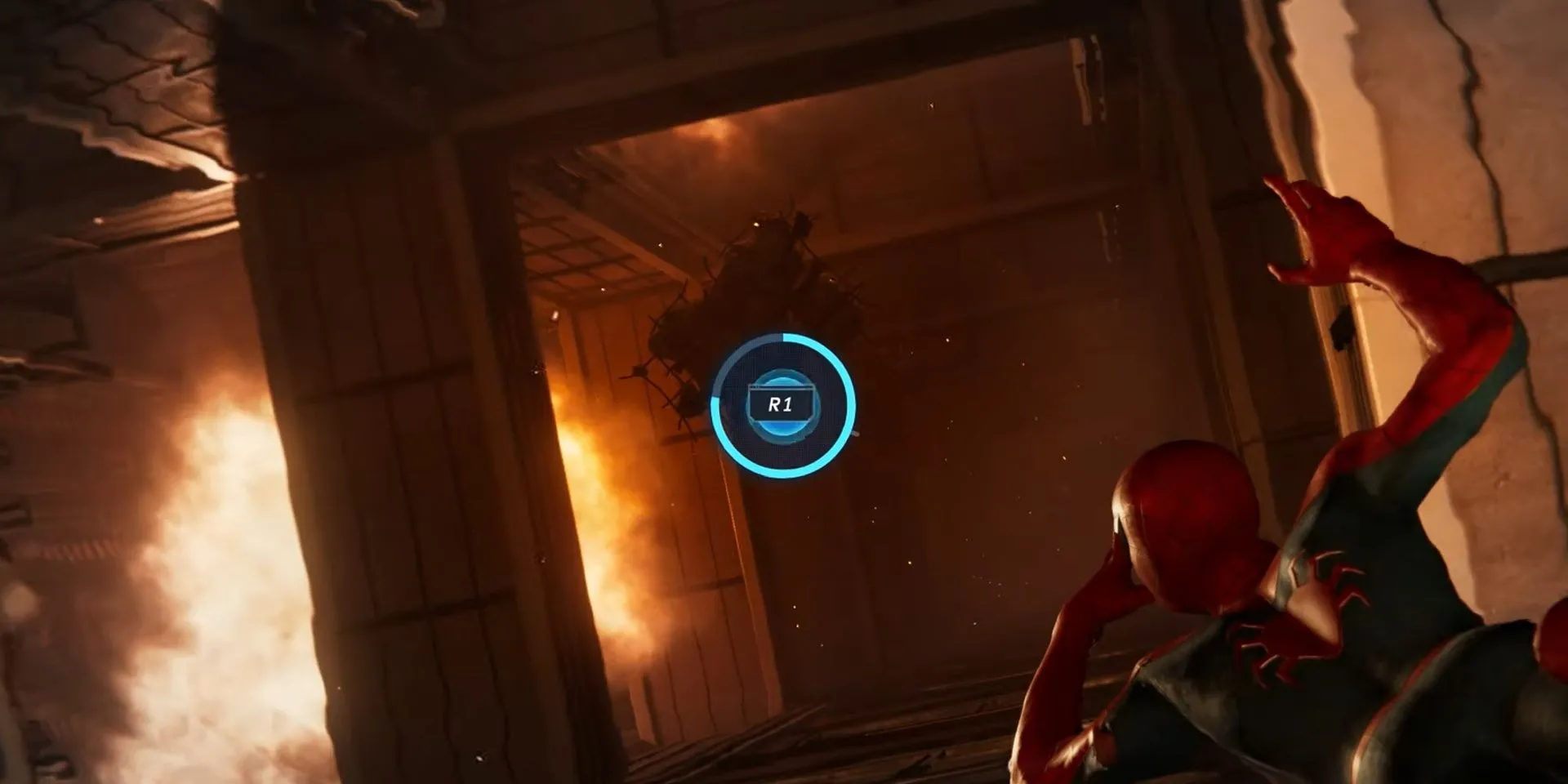 Spider-Man thoát hiểm trong một cảnh hành động đầy kịch tính, minh họa QTE trong Marvel's Spider-Man