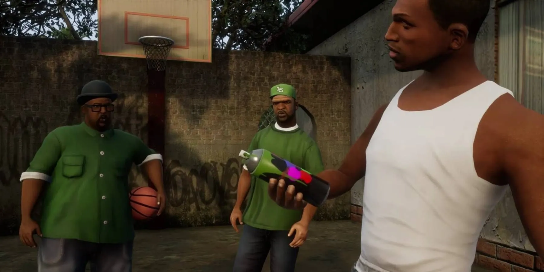 CJ cầm bình sơn trong Grand Theft Auto: San Andreas, phía sau là Sweet và Big Smoke đang chơi bóng rổ, thể hiện cuộc sống đường phố rộng lớn và các hoạt động đa dạng của game.