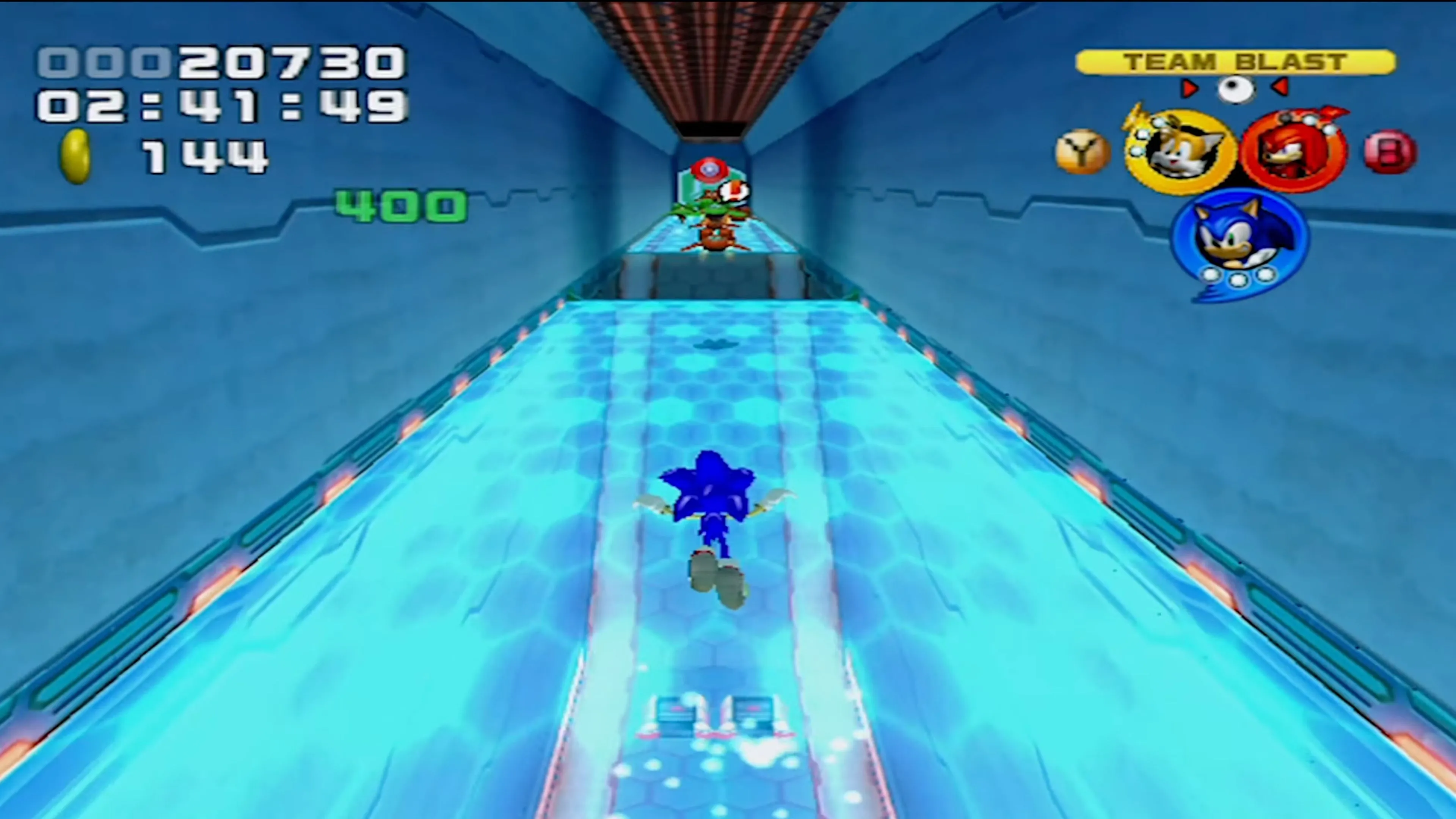 Đội Sonic chạy xuyên qua môi trường game trong Sonic Heroes