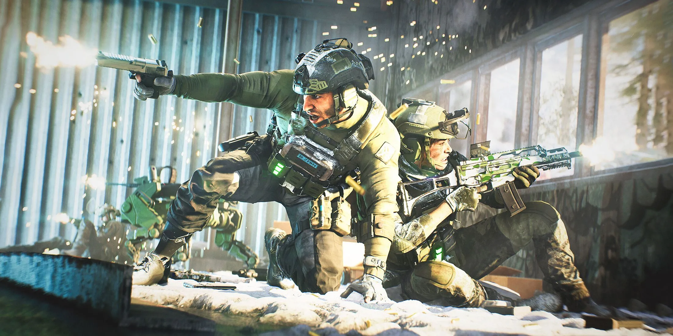Hai đặc nhiệm trong Battlefield 2042 bị dồn ép trong nhà, bắn trả qua cửa sổ, minh họa bối cảnh chiến trường nhưng thiếu vắng yếu tố môi trường bị phá hủy làm thay đổi chiến thuật