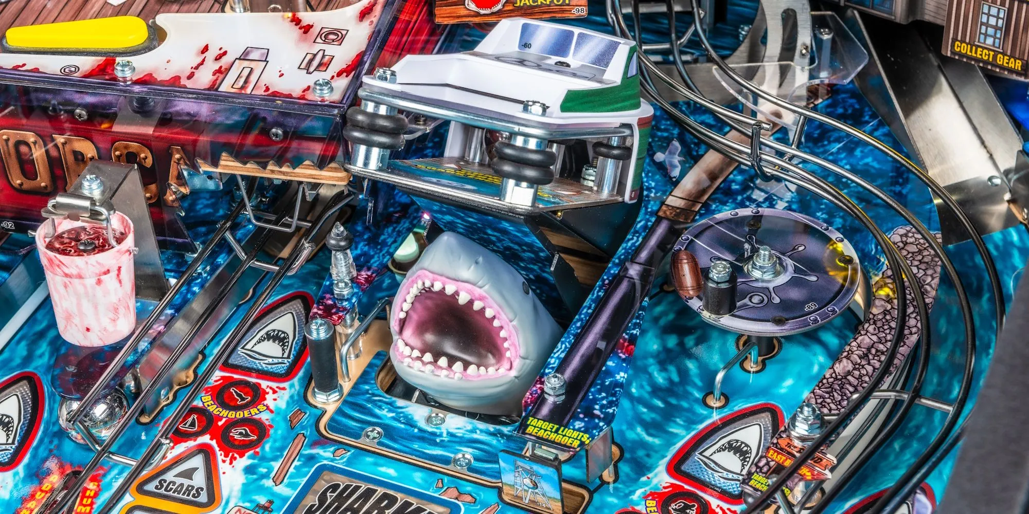 Máy pinball Jaws của Stern với thiết kế playfield chi tiết và cabinet chủ đề phim Jaws.