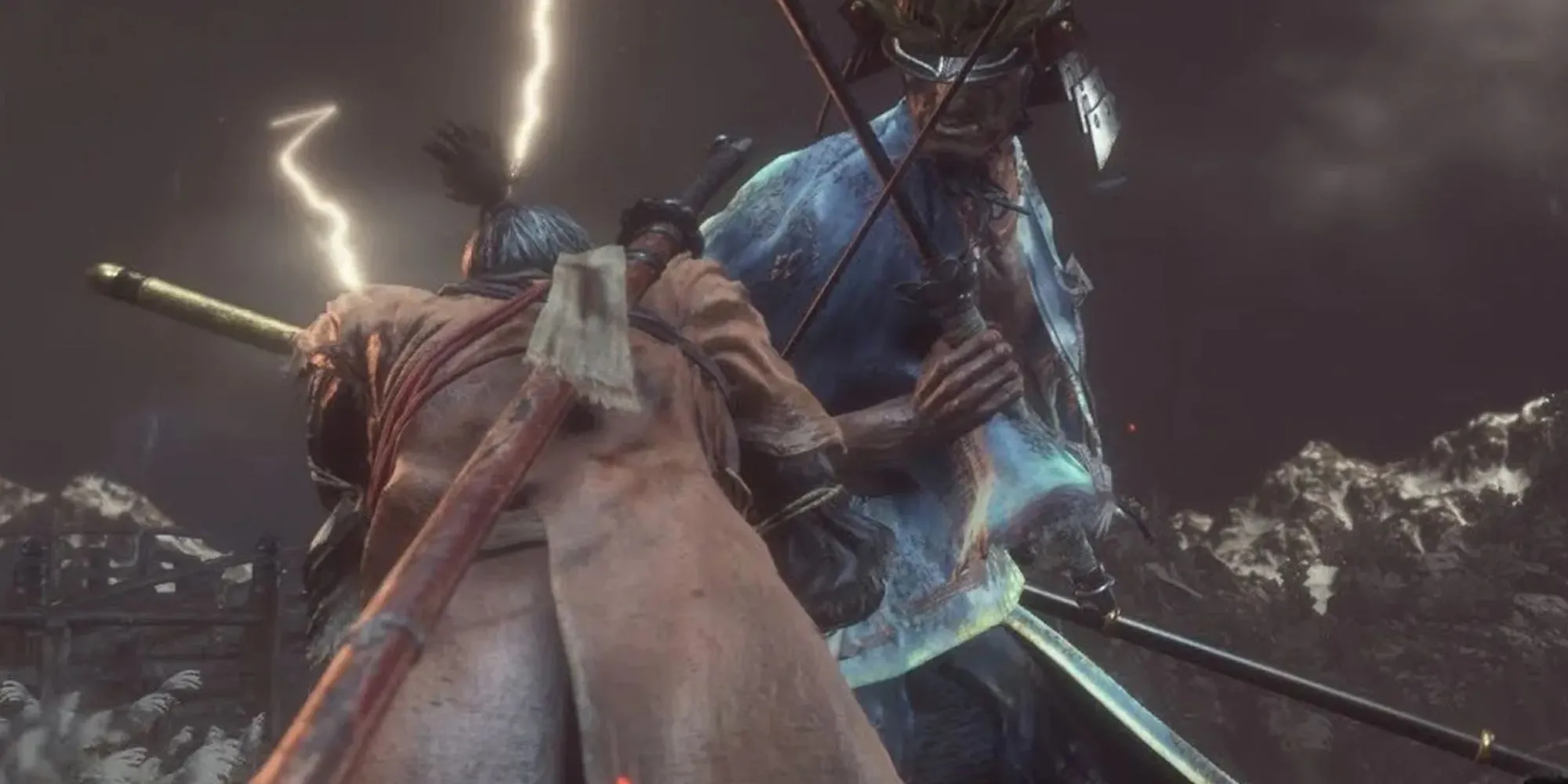 Người sói Sekiro đối đầu với Kiếm Thánh Isshin trong trận chiến cuối cùng đầy thử thách, minh họa cho kỹ năng đã được cải thiện của người chơi.