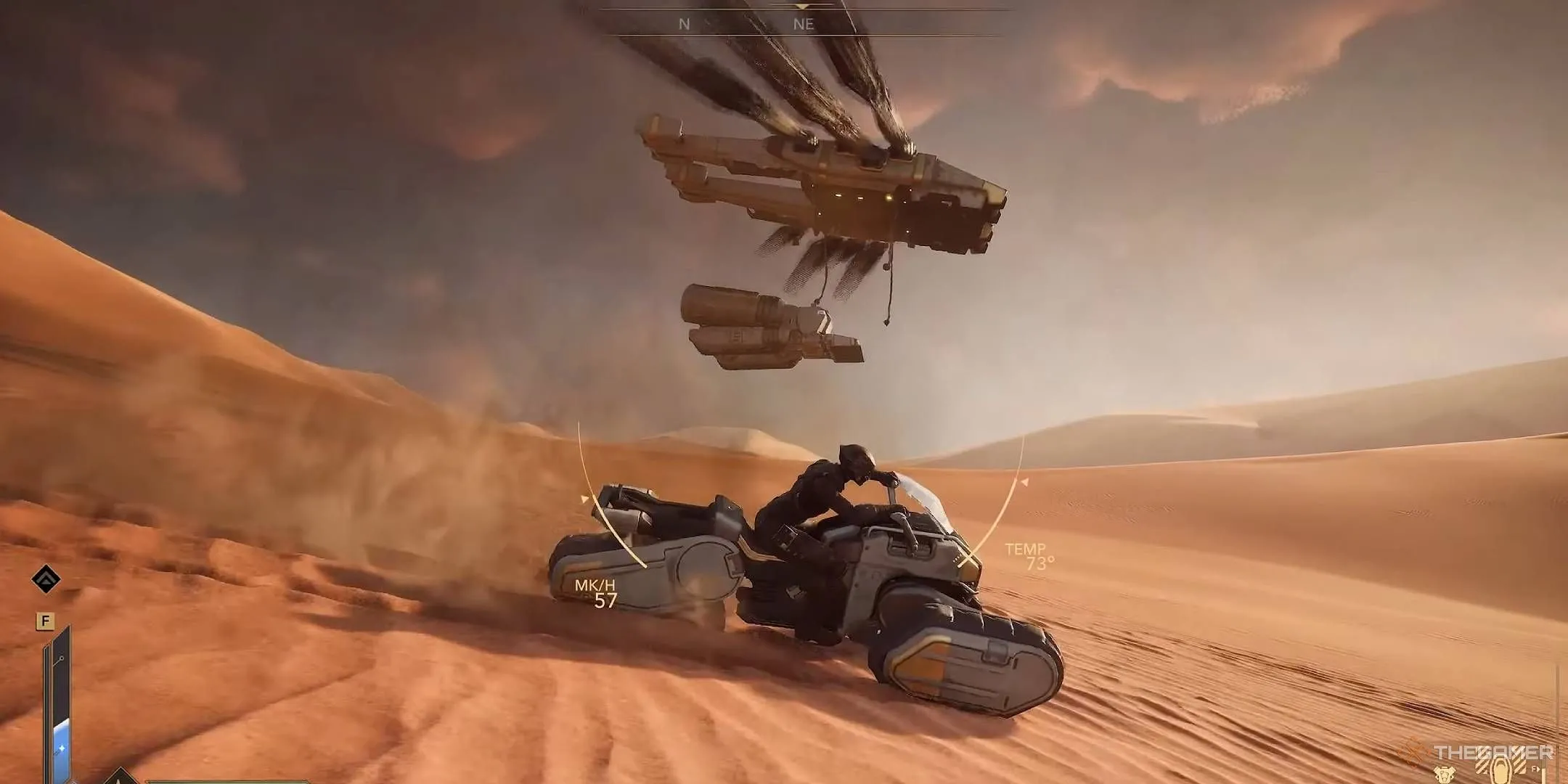 Ornithopter thả xe tăng xuống sa mạc trong Dune: Awakening, trong khi game thủ lướt trên Sandbike, gợi ý nhiệm vụ phá hoại Sandcrawler.
