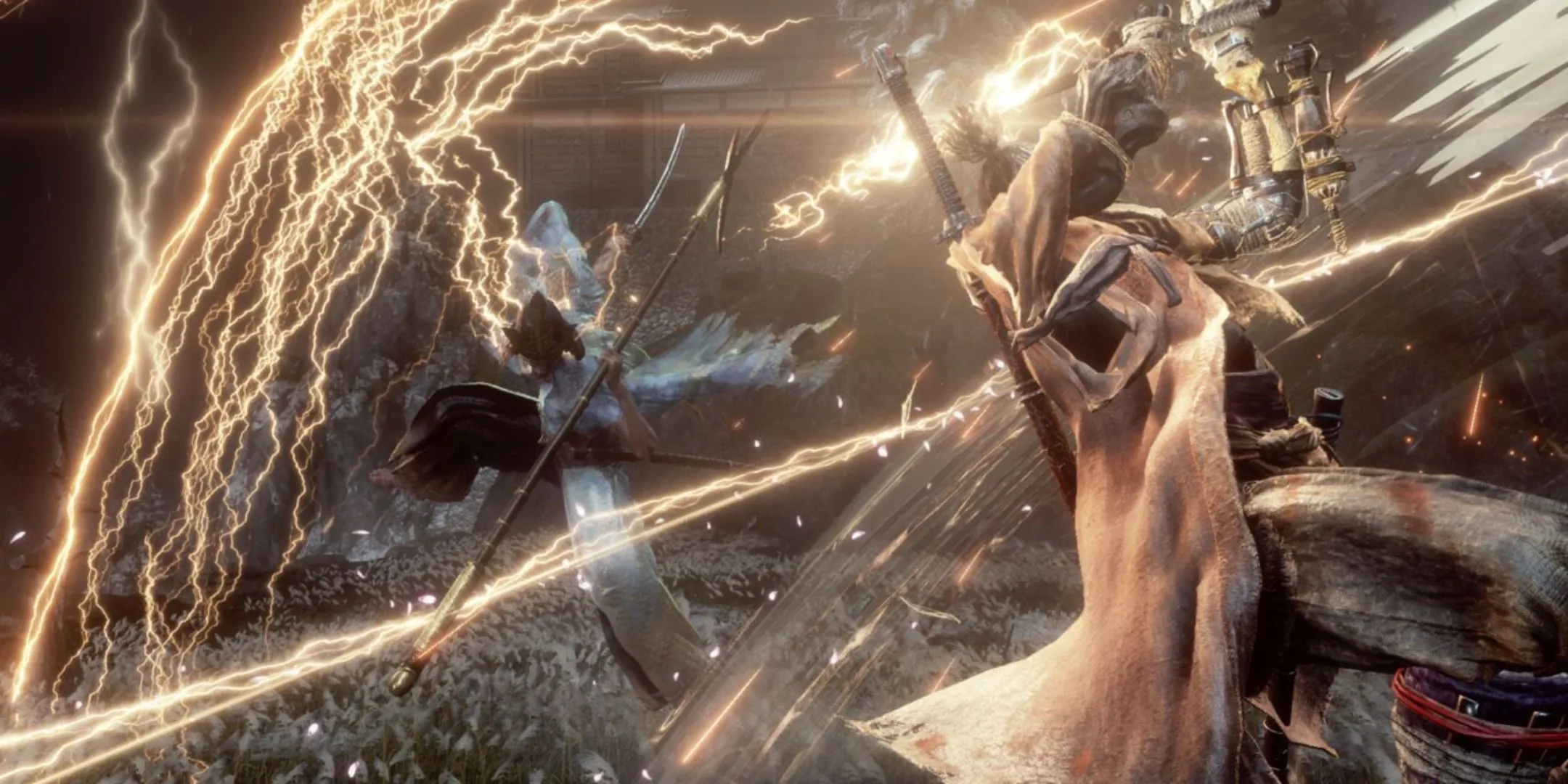 Sekiro thực hiện pha đỡ đòn hoàn hảo trước đòn tấn công của Isshin, hình ảnh tượng trưng cho lý do bạn vẫn còn trăn trở về tựa game dang dở.