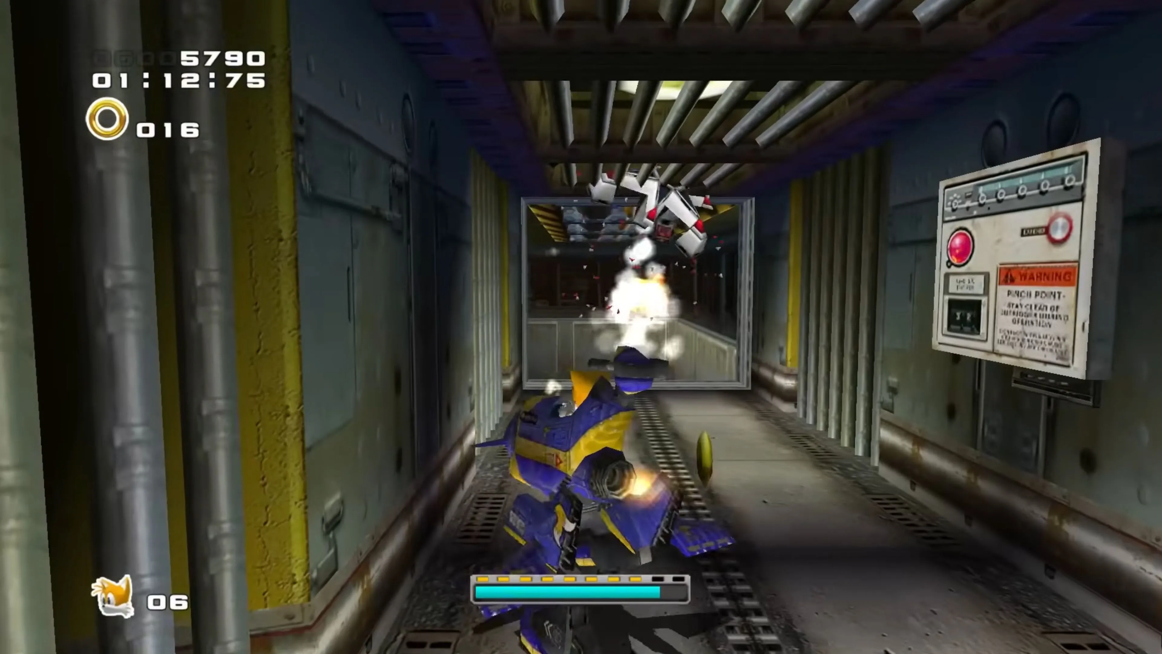 Sonic và Shadow đang chạy đua qua thành phố trong màn City Escape của Sonic Adventure 2