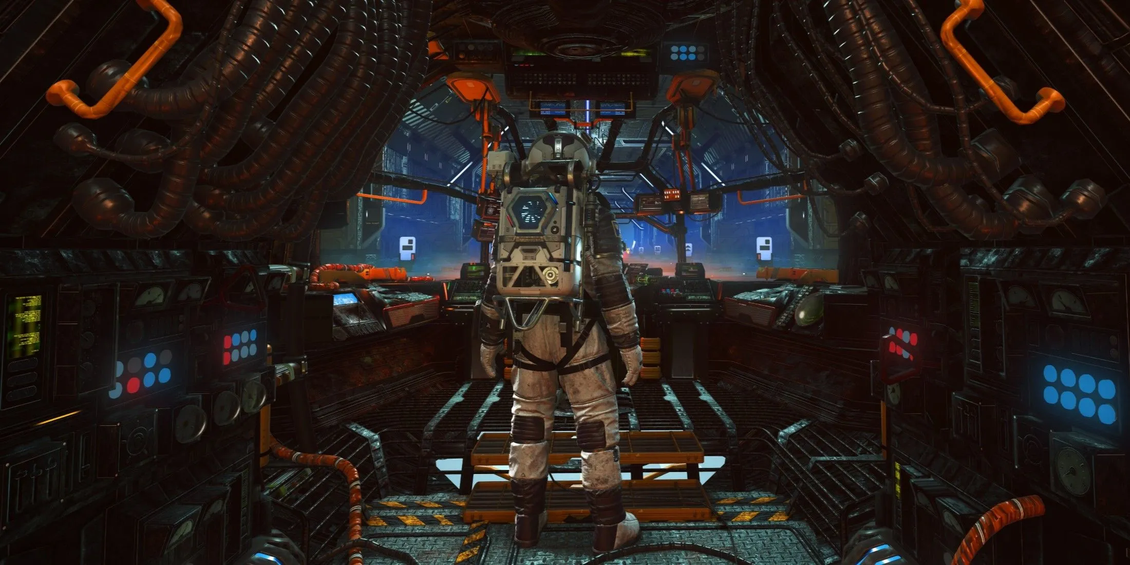 Một game thủ No Man's Sky tương tác với bảng điều khiển tàu vũ trụ, tượng trưng cho trải nghiệm cá nhân của người chơi và sự gắn kết với cộng đồng khi khám phá các bản cập nhật mới.