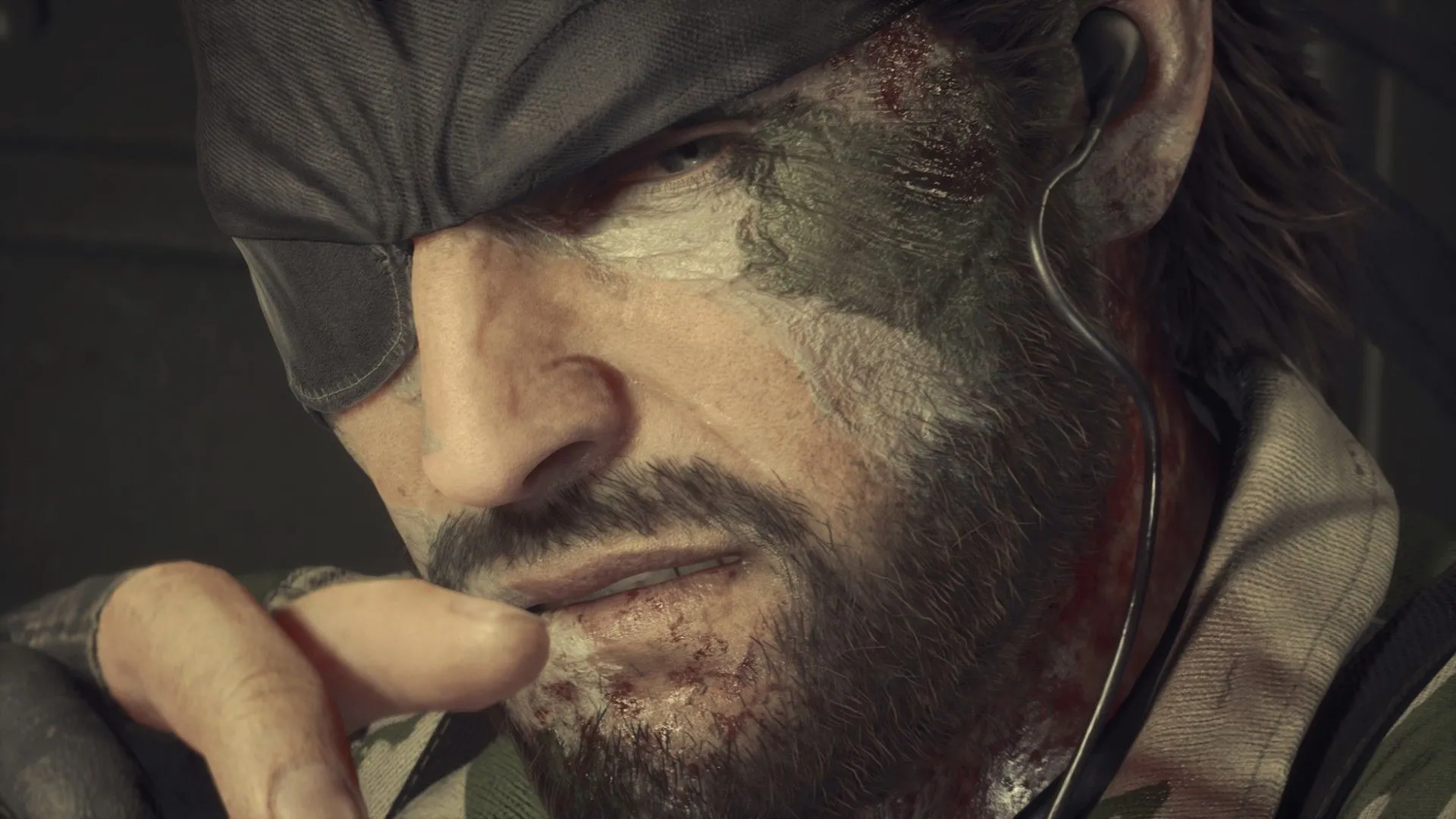 Naked Snake ẩn mình trong rừng rậm của Metal Gear Solid Delta: Snake Eater, thể hiện gameplay hành động lén lút và bối cảnh game