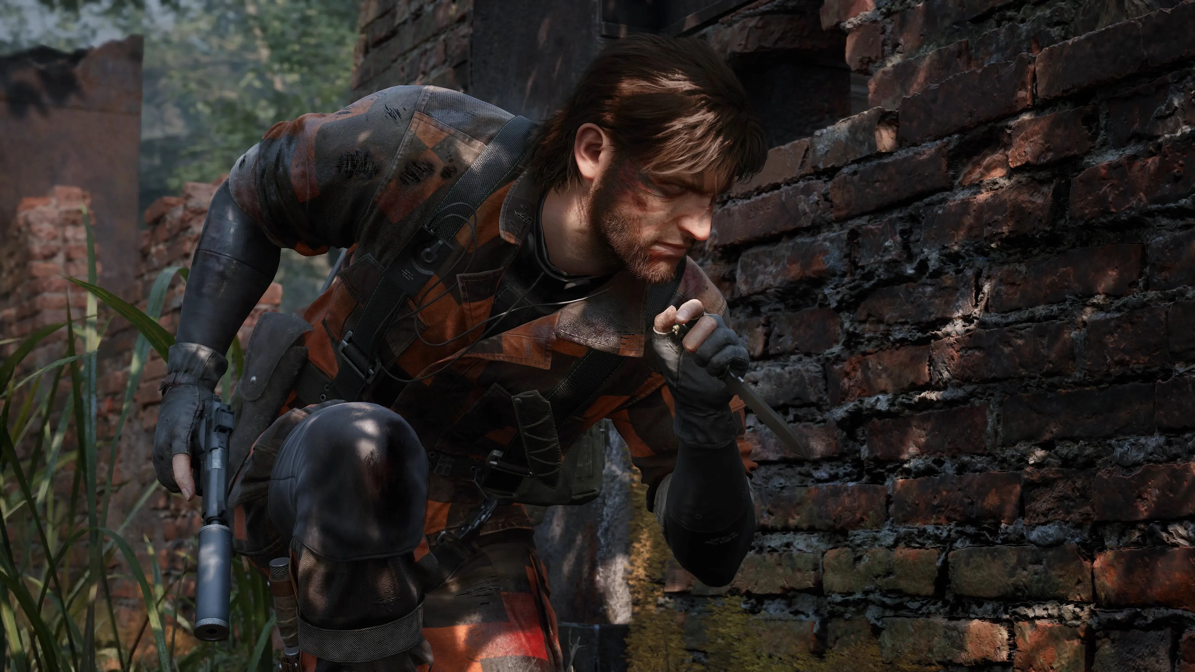 Snake đang ẩn nấp kỹ càng trong Metal Gear Solid Delta: Snake Eater, thể hiện lối chơi lén lút đặc trưng của game.
